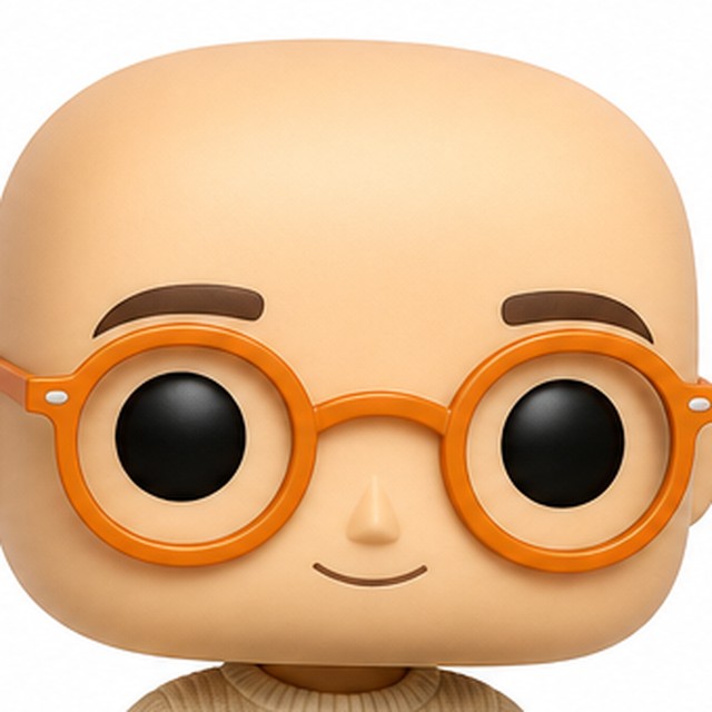 Personnage animé de Medy, chauve avec des lunettes rondes oranges, entouré d'un casque audio et d'un micro